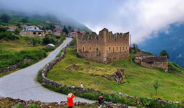 Taş binaları, kiliseleri, çeşmeleri ve eşsiz doğasıyla Santa Harabeleri