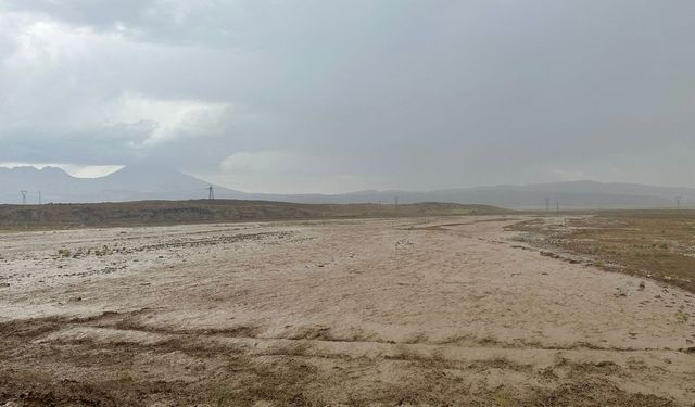 Ağrı'da meydana gelen sel nedeniyle Türkiye-İran kara yolu ulaşıma kapandı