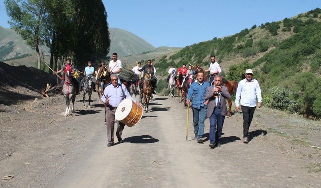 Düğün günü halay çekip cirit oynadılar