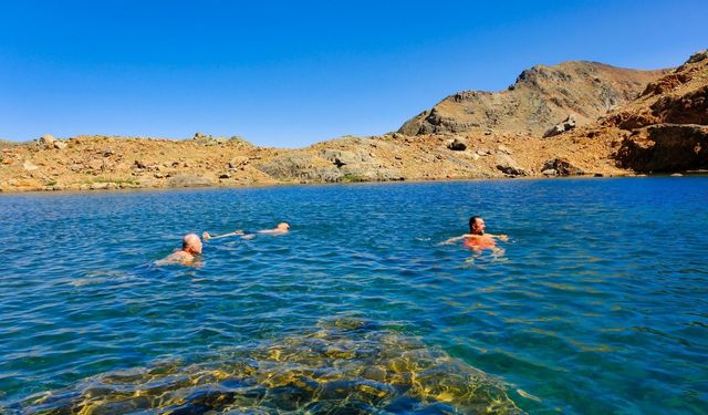 İzmir'den kaçtılar kendilerini Gümüşhane'nin serin sularına attılar