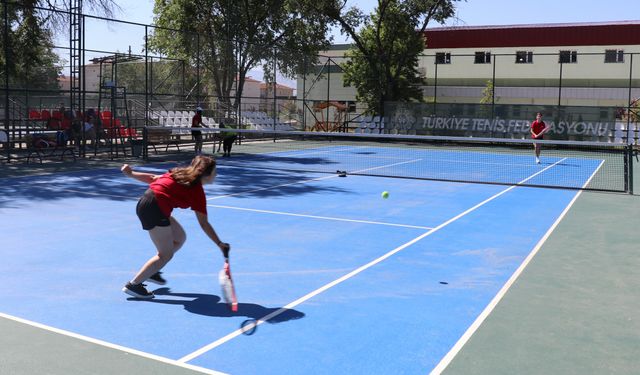 Teniste Anadolu Yıldızlar Ligi'nin çeyrek finalleri Erzincan'da başladı