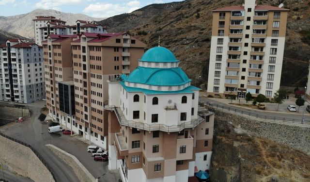 6 katlı apartman cami dillere düştü; “Müteahhit günahlarını affettirmek için yaptı”