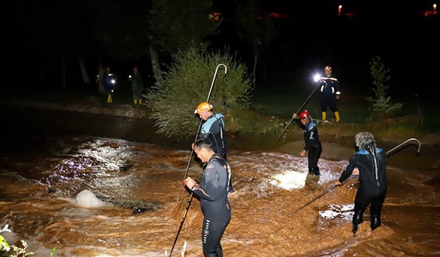 Aksaray'da selde mahsur kalan 13 kişi kurtarıldı, 1 kişinin cesedi bulundu