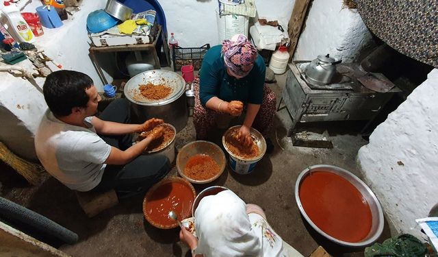 Bayburtlu kadınlar kışlık menemeni bakın nasıl hazırlıyor