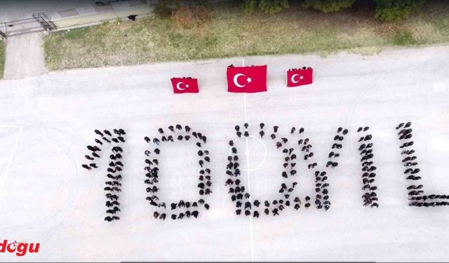 240 lise öğrencisi “100. Yıl” yazıp Türk bayrağı açtı