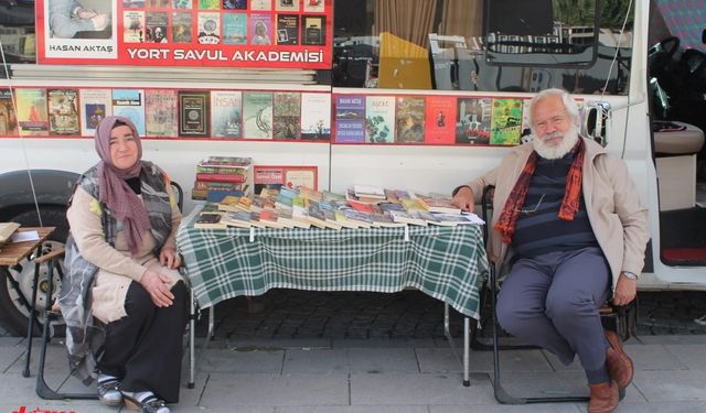 5 tır dolusu kitabı bulunan öğretim üyesinin kitapları evine sığmadı sokağa taştı