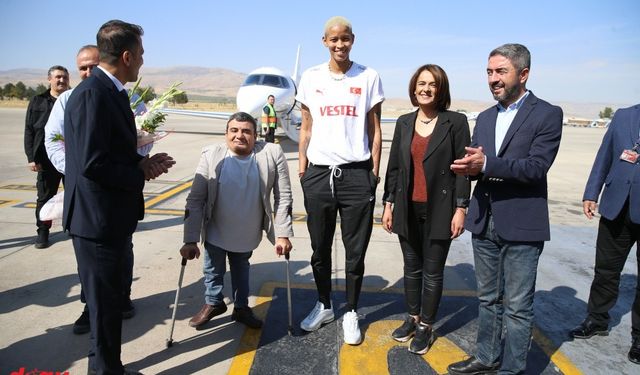 A Milli Kadın Voleybol Takımı oyuncusu Melissa Vargas Malatya'da