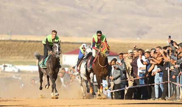 Bingöl'de Cumhuriyetin 100. Yılı dolayısıyla at yarışları düzenlendi