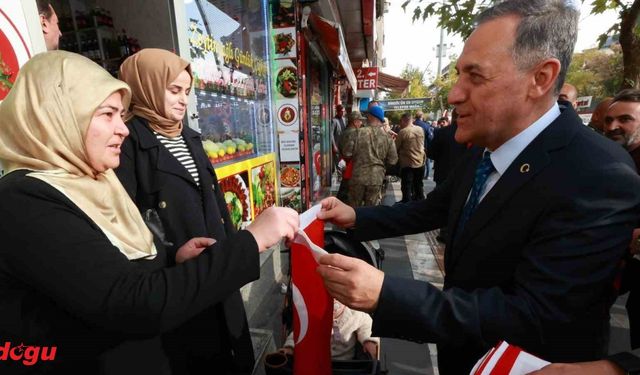 Bingöl’de esnaf ve vatandaşlara Türk bayrağı dağıtıldı