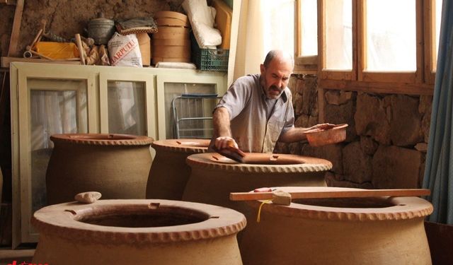 Çamura elleriyle şekil veren kentin son tandır ustası meslekte 45 yılı geride bıraktı