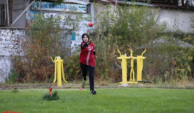 Çimde hazırlandığı dünya şampiyonasında üçüncü oldu, gözünü altın madalyaya çevirdi