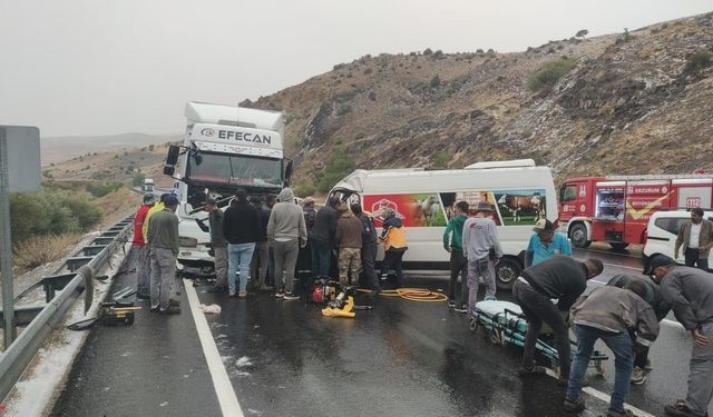 Dolu yağışı kazaya neden oldu: 3 yaralı