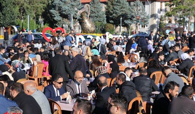 Erzincan Valisi Aydoğdu öğrencilerle kahvaltı yapıp ulaşımda indirim müjdesi verdi