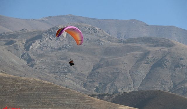 Erzincan'da Yamaç Paraşütü Hedef Eğitim Yarışması başladı