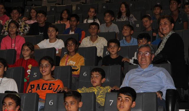 İş adamı öğrencilerin sineme hayalini gerçekleştirdi, ilk defa sinema ile buluştular