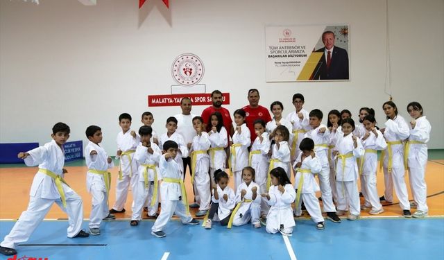 Malatya'da konteyner kentte kalan çocuklara karate kıyafeti desteği