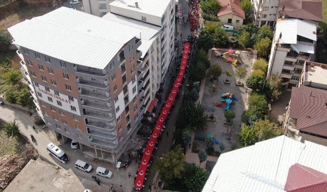 Mereto Dağı eteklerinde dev Türk bayrağı eşliğinde 100. yıl yürüyüşü