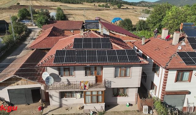 Orman köylüleri güneş enerjisiyle kendi elektriğini üretiyor