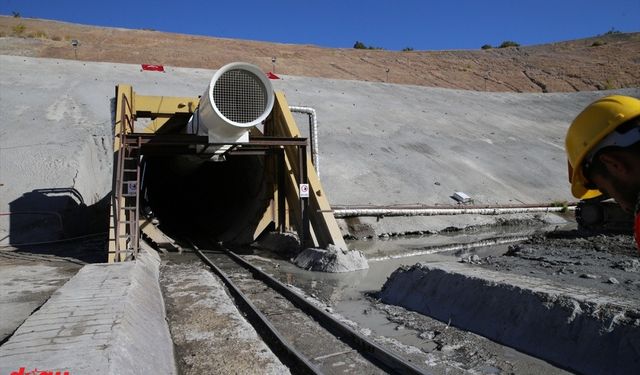 Tarım ve Orman Bakanı Yumaklı, Yoncalı Barajı inşaat alanında incelemede bulundu: