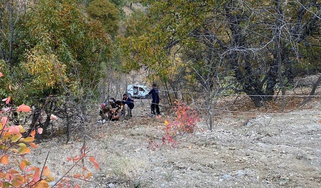 Direksiyon hakimiyetini kaybettiği otomobil şarampole yuvarlandı