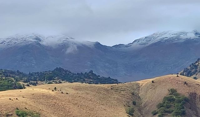 Tunceli’nin Pülümür ilçesinde 3335 rakımlı Hel Dağı'nın zirvesine kar yağdı.