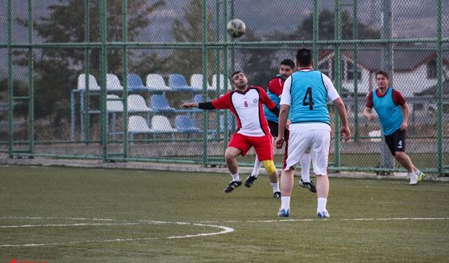 Üniversite bölümleri arası halı saha maçları başladı