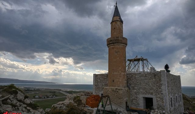 Van Kalesi'nin zirvesindeki Süleyman Han Camisi yeniden inşa ediliyor