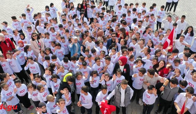 Van'da öğrenciler Cumhuriyet'in 100. yıl dönümünü kutladı