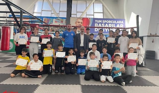 Yeni kick boks sporcuları kuşak diplomalarını aldı