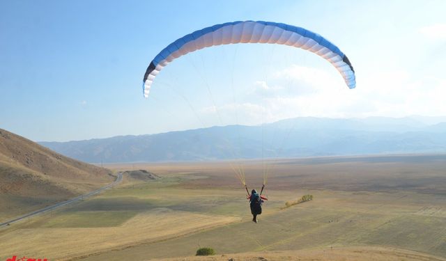 Yüksekova'da gökyüzü paraşütlerle renklendi