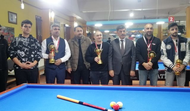 3 Bant Bilardo Turnuvası'nda dereceye giren sporcular kupa ve madalyalarını aldı