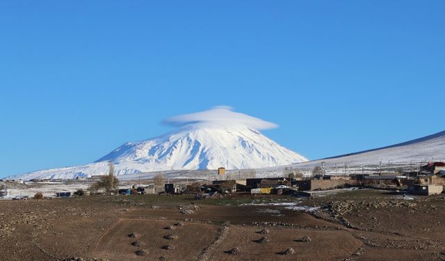 Ağrı Dağı'nın zirvesinde bu 'şapka'da ne!