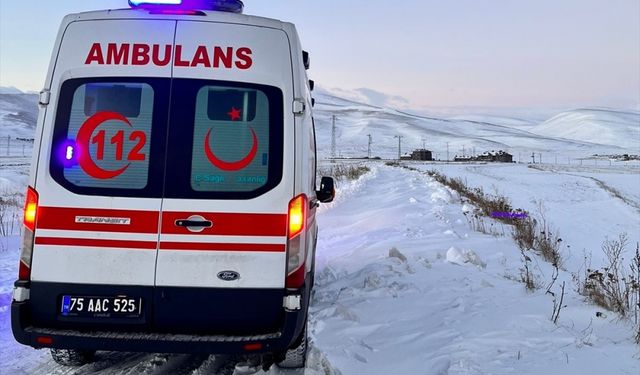 Ardahan'da yolu kardan kapanan köydeki hastalar ekiplerin çalışmasıyla hastaneye ulaştırıldı