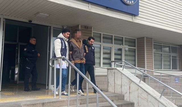 Banka kartlarını kiraya vererek dolandırıcılık yapıyordu, siber polise yakalandı