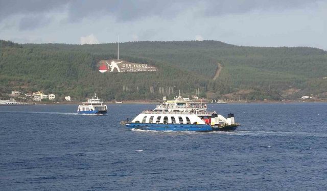 Bozcaada ve Gökçeada’ya feribot seferlerine fırtına engeli