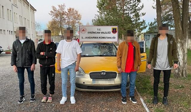 Erzincan'da polisin "dur" ihtarına uymayan araçta 2 düzensiz göçmen yakalandı