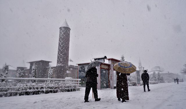 Erzurum'da 3 ilçede olumsuz hava koşulları nedeniyle eğitime 1 gün ara