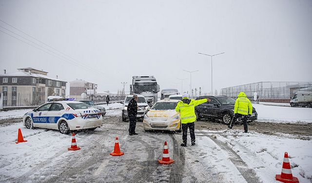 Erzurum-Bingöl kara yolu ağır tonajlı araçların geçişine kapatıldı