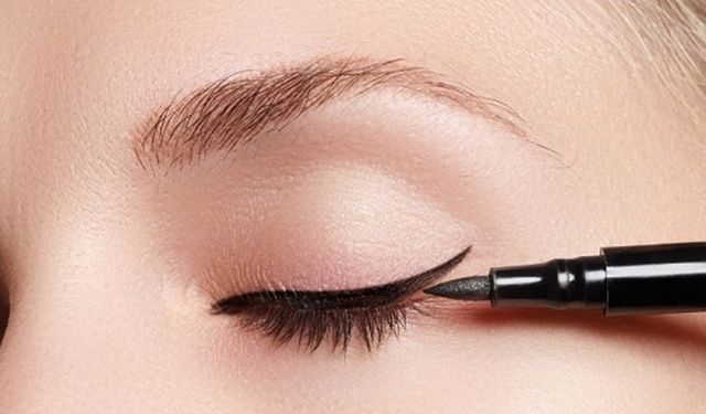 Eyeliner çekmek aslında bu kadar basit