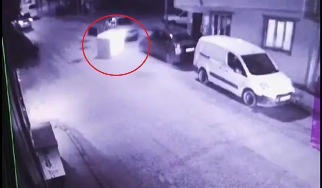 Fırtına insanları, motosikleti ve giysi dolabını böyle uçurdu