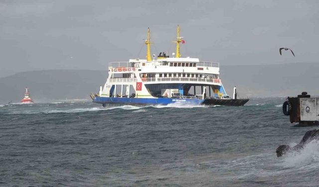 Fırtına nedeniyle Çanakkale Boğazı’ndaki tüm feribot seferleri durduruldu