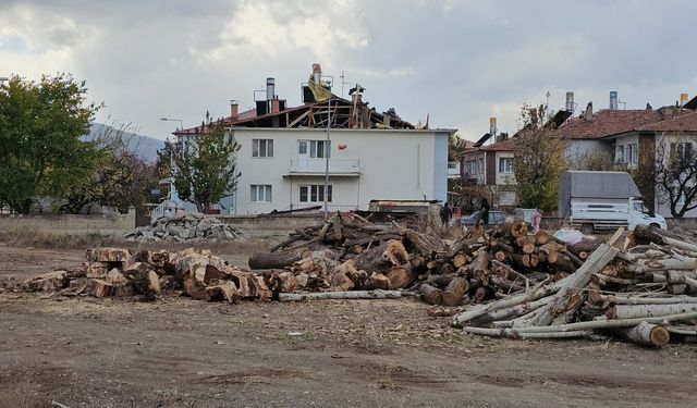 Erzincan'da fırtına apartmanın çatısını uçurdu