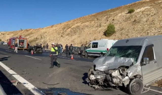 Gaziantep’te 3 aracın karıştığı zincirleme kaza: 1 ölü, 6 yaralı