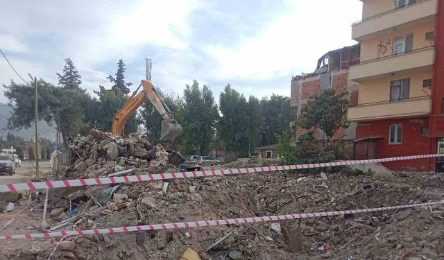 Hatay’da aynı enkazdan ikinci ceset çıktı