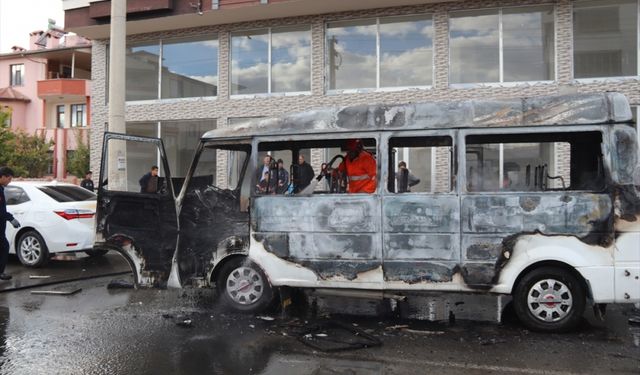 Iğdır'da seyir halindeyken alev alan yolcu minibüsü yandı