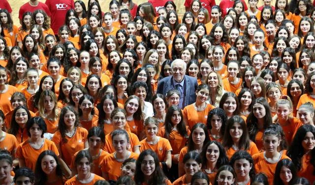 İlber Ortaylı, Eczacıbaşı Geleceğe Smaç 15. Gelişim Turnuvası’nda geleceğin voleybolcularıyla bir araya geldi