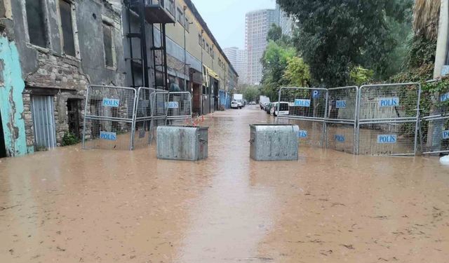 İzmir şiddetli sağanak caddeleri göle çevirdi