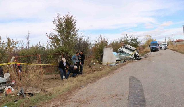 Kamyonet ve hafif ticari aracın çarpıştığı kazada 2 kişi öldü, 3 kişi yaralandı