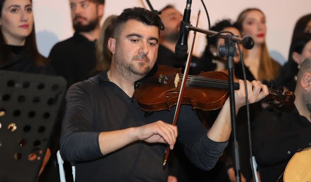 Kars'ta "Öğretmenler Korosu" konser verdi