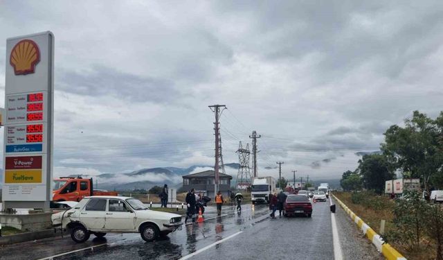 Kaza böyle geldi, araçlar yolda metrelerce kaydı (VİDEO)